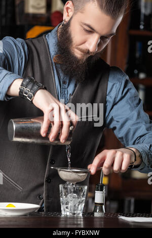 Barmann macht Cocktails mit Hilfe von einem Boston-Shaker. Stockfoto