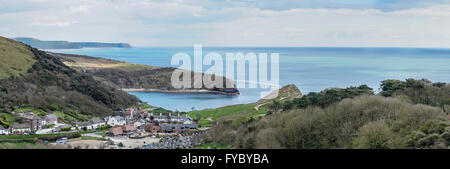 Panoramablick aus dem Südwesten Küstenpfad über Lulworth Dorf, Lulworth Cove und Worbarrow Bay, Dorset, Großbritannien Stockfoto