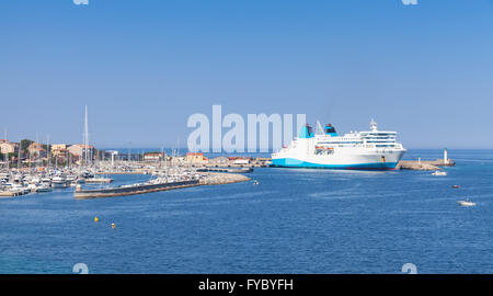 Weiße Fähre Schiff vertäut im Hafen von Propriano, südliche Region der Insel Korsika, Frankreich Stockfoto