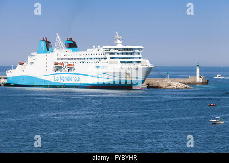 Propriano, Frankreich - 4. Juli 2015: Kalliste Fähre vertäut im Hafen von Propriano, südliche Region der Insel Korsika, Frankreich Stockfoto