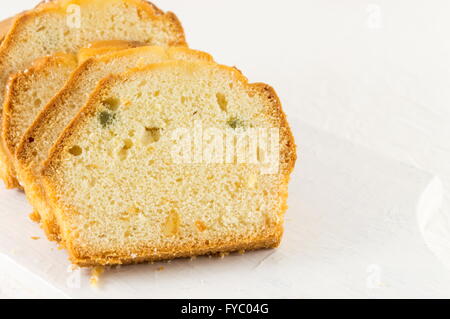 Hausgemachtes Brot FRUCHTSCHEIBEN auf einem Brett Stockfoto