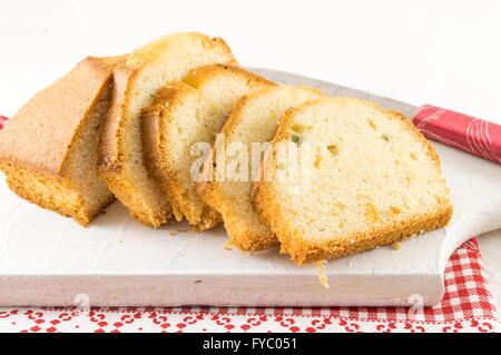 Hausgemachtes Brot FRUCHTSCHEIBEN auf einem Brett Stockfoto