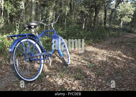 25. April 2016, gestylt Classic American Cruiser-Fahrrad auf einen Feldweg geparkt. Stockfoto