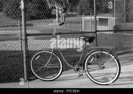 25. April 2016, klassischen Stil American Cruiser-Fahrrad geparkt vor einem Junior League Baseball Gelände & Einbaum, Florida, USA Stockfoto