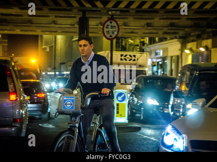 Boris Fahrrad im dichten Verkehr, Shoreditch, East London Shoreditch London am Stockfoto