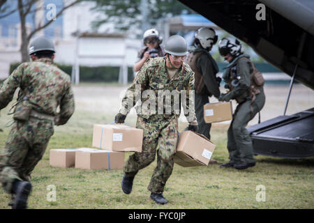 Japanische Selbstverteidigung Land zwingen Soldaten entladen humanitären Hilfe für die betroffenen von den letzten Erdbeben von einem US Marine Corps Osprey Flugzeug in Kumamoto 18. April 2016 Takayubaru, Japan. Die USA trat Tausende von japanischen Truppen, Opfer von zwei massiven Erdbeben zu helfen, die die Kyushu-Region getroffen. Stockfoto