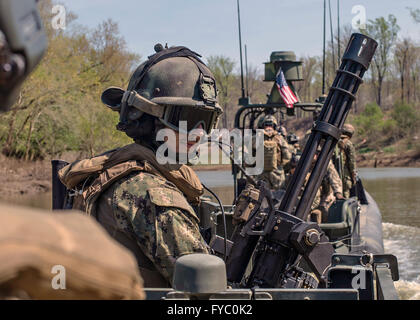 US Navy Matrosen mit Küsten Riverine Staffel vier während einer jährlichen Training Übung 17. April 2016 in Fort Knox, Kentucky. Mitglieder der CORIVOR bieten Port und Hafen Sicherheit, hochwertige Asset-Schutz und maritimer Sicherheitsoperationen in Küsten-und Binnenschifffahrt. Stockfoto