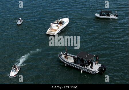 Brasilianische Sicherheitskräfte Praxis abfangen, die Verfahren auf eine zivile Boot während eines Tests des Olympischen Fackellaufs 24. April 2016 in Lago Sul, Brasilia, Brasilien ausführen. Stockfoto