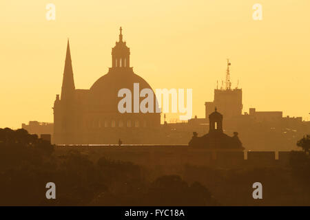 Blick über den Sliema Creek in Richtung Floriana mit der Kuppel der Kirche unserer Lieben Frau vom Berg Karmel und der Spitze des St. Paul's, Valletta, Malta Stockfoto