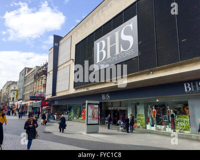 LIVERPOOL-UK - 25 APRIL: das äußere eines BHS Stores am 9. Mai 2013 in Liverpool, England. BHS, Bekleidungshaus, hat über Stockfoto