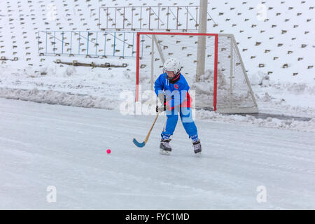 KOROLEV, Russland - 8. März 2016: Kleiner Junge beim Hockey Training im freien Wympel Stadion Stockfoto