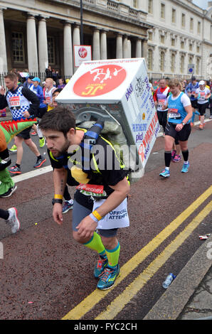 London, UK. 24. April 2016, Läufer in den Virgin London Marathon 2016 Stockfoto