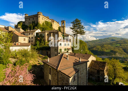 Das Dorf Bardi und seine Burg, Emilia-Romagna, Italien Stockfoto