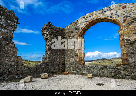 Ruinen einer Kirche aus dem 16. Jahrhundert auf Llanddwyn Island, Anglesey, Wales. Stockfoto