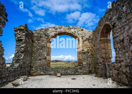 Ruinen einer Kirche aus dem 16. Jahrhundert auf Llanddwyn Island, Anglesey, Wales. Stockfoto
