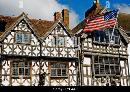 Harvard-Haus im Zentrum von Stratford-upon-Avon und in die Vereinigten Staaten Stars And Stripes Flagge Stockfoto