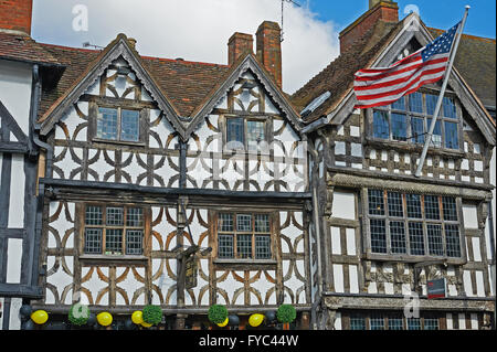 Harvard-Haus im Zentrum von Stratford-upon-Avon und in die Vereinigten Staaten Stars And Stripes Flagge Stockfoto