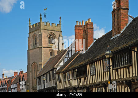 Die Gilde Kapelle und Armenhäuser im Zentrum von Stratford-upon-Avon, Warwickshire. Die Kapelle des Heiligen Kreuzes befindet sich in einem historischen Gebäude aus dem Mittelalter. Stockfoto