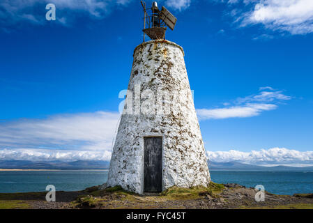 Der kleine Twr Bach-Leuchtturm auf der Insel Llanddwyn, Anglesey Stockfoto