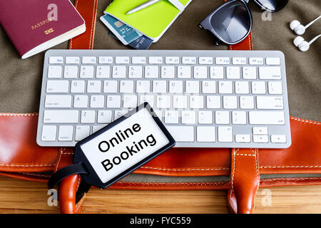 Online Reise-Buchung und Planung Konzept mit Tasche und Zubehör Reisen Stockfoto