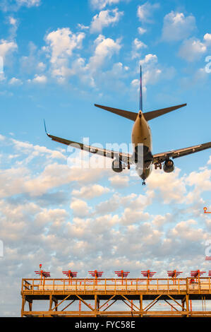 Delta Air Lines Jet auf landeanflug am internationalen Flughafen Hartsfield-Jackson Atlanta in Atlanta, Georgia. (USA) Stockfoto