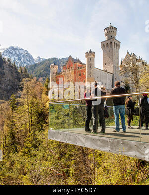 Neuschwanstein, Deutschland - 21. April 2016: Eine Gruppe von Touristen auf einer malerischen Hochebene vor berühmten Schloss Neuschwanstein in B Stockfoto