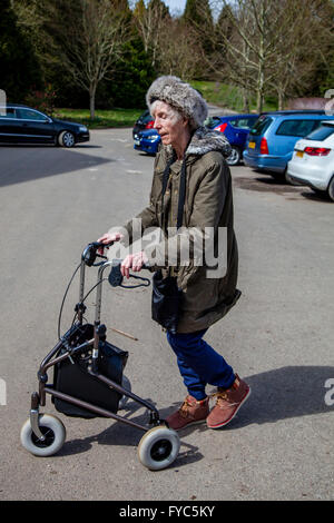 Eine behinderte ältere Frau mit A Rad drei-Rollator, Sussex, UK Stockfoto