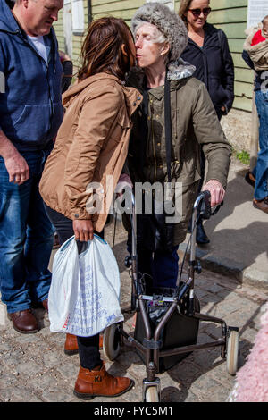 Eine behinderte ältere Frau Abschied von ihrer Familie, Sussex, UK Stockfoto
