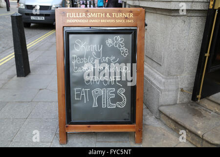 "Stay Safe essen Kuchen" Zeichen vor Fuller Smith & Turner Pub in London. Stockfoto