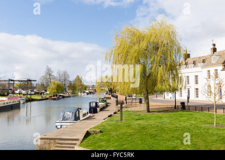 Sonniger Tag am Fluss in Ely, Cambridgeshire, England Stockfoto