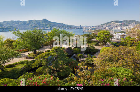 Blick vom Glover Garden durch den Hafen von Nagasaki in Japan