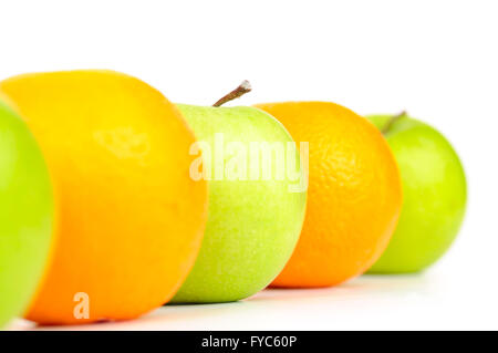 Äpfel und Birnen in Reihe isoliert auf weiss Stockfoto