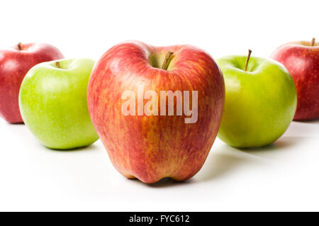 Reihe von verschiedenen Äpfel isoliert auf weiss Stockfoto