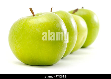 Äpfel in Zeile isoliert auf weiss Stockfoto