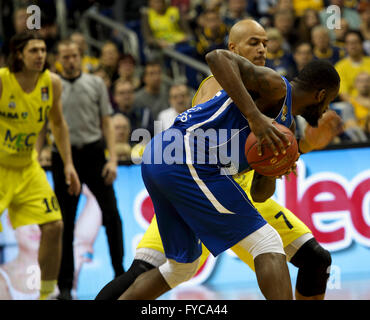 Aktion aus dem Alba Berlin V übereinstimmen Fraport Skyliners pro-Basketball am 24. April 2016 in der Mercedes-Benz Arena, Berlin Stockfoto