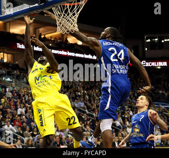 Aktion aus dem Alba Berlin V übereinstimmen Fraport Skyliners pro-Basketball am 24. April 2016 in der Mercedes-Benz Arena, Berlin Stockfoto