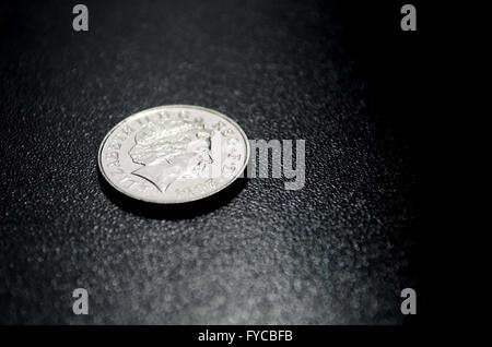 Zehn Pence Stück auf einer schwarzen Kulisse, die den Kopf der Königin zeigt Stockfoto
