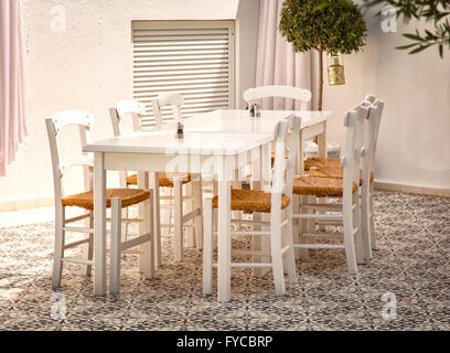 Bild des klassischen griechischen Tisch und Stühlen in einem schattigen Innenhof. Stockfoto