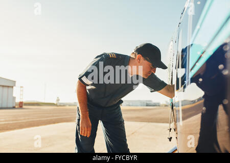 Hubschrauber-pilot den Motor Zustand der Hubschrauber vor abhaken. Pilot Pre Flugvermessung zu tun. Stockfoto