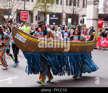 Robert Johnson und sein Sohn Richard, im Wettbewerb mit den 2016-London-Marathon in einem gefälschten Zweimann-Kanu als Datensatz GWR versuchen Stockfoto