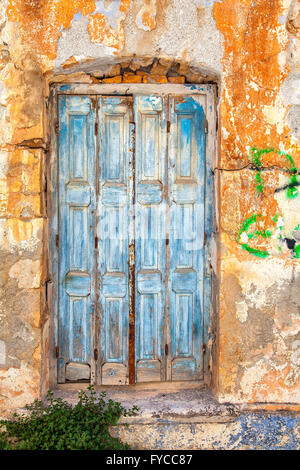 Bild einer rustikalen und abgenutzten alten Tür. Sitia Crete. Stockfoto