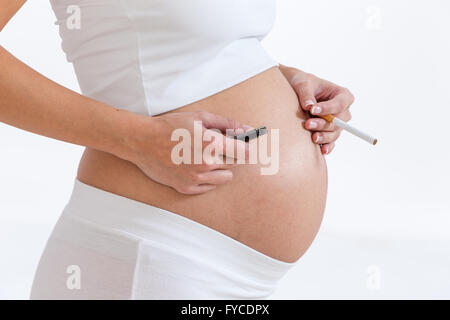 SCHWANGERE FRAU RAUCHEN Stockfoto