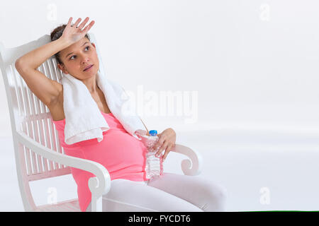 SCHWANGERE FRAU ÜBEN SPORT Stockfoto