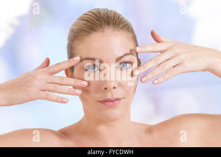 GESICHTSPFLEGE, FRAU Stockfoto