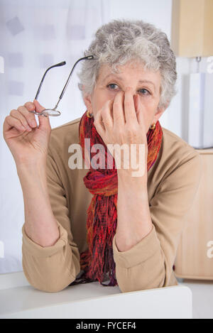 MÜDE ÄLTERE PERSON Stockfoto