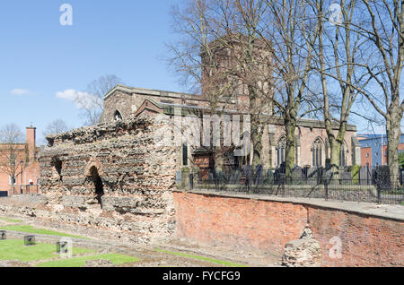 Der Jewry Wand und Grundlagen der Roman Baths in Leicester mit St.-Nikolaus-Kirche im Hintergrund Stockfoto