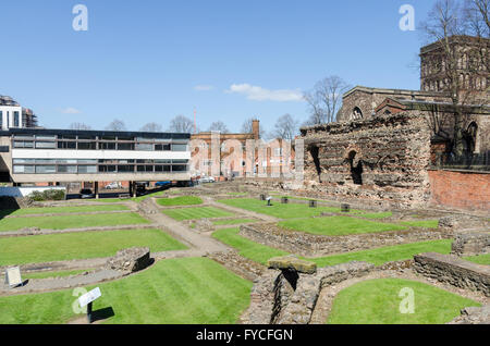 Der Jewry Wand und Grundlagen der Roman Baths in Leicester mit St.-Nikolaus-Kirche im Hintergrund Stockfoto