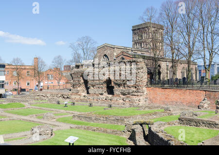 Der Jewry Wand und Grundlagen der Roman Baths in Leicester mit St.-Nikolaus-Kirche im Hintergrund Stockfoto