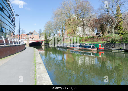 Narrowboats vor Anker auf dem Fluss steigen im Zentrum von Leicester Stockfoto