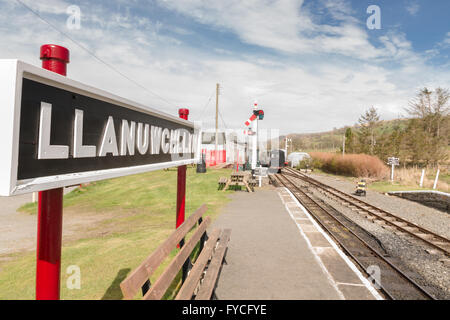 Bahnsteig und Zeichen bei den Bala Lake Railway oder Rheilffordd Llyn Tegid (in Wales) an Llanuwchllyn station Stockfoto